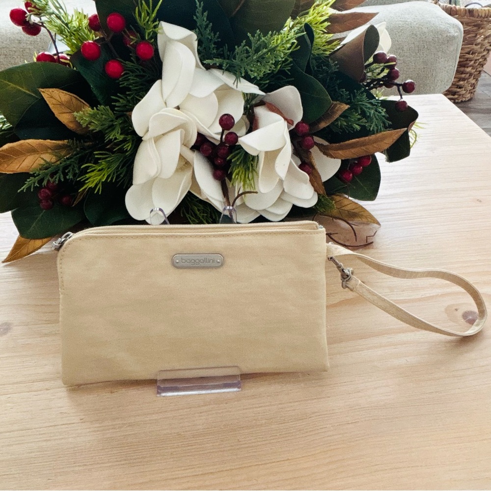 Baggallini Cream Wristlet Clutch‎ Wallet